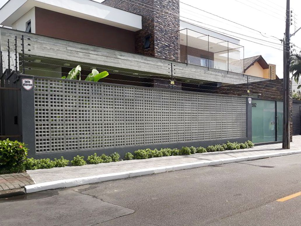 Residência com fechamento em cobogó de concreto, unindo privacidade, design e ventilação.